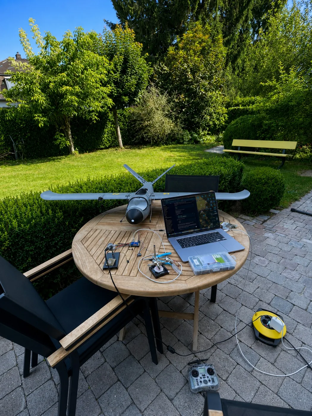 Installation extérieure du drone MOOSE avec les équipements du système de mission